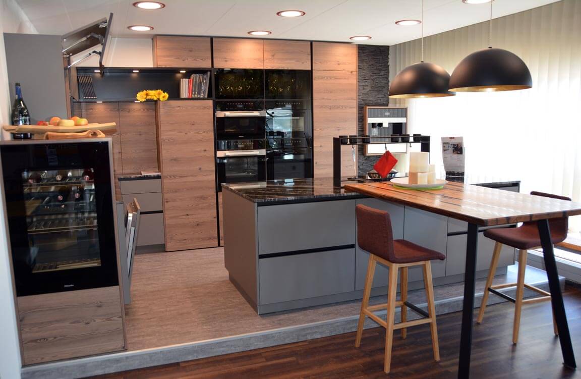 EWE Grifflose Küche mit Strasser Naturstein