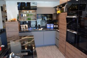 Abverkauf Möbel ewe grifflose Küche mit STRASSER Naturstein 2