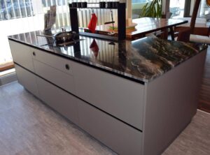 Abverkauf Möbel ewe grifflose Küche mit STRASSER Naturstein 3