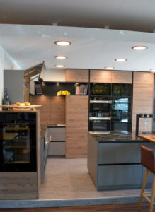 Abverkauf Möbel ewe grifflose Küche mit STRASSER Naturstein 4